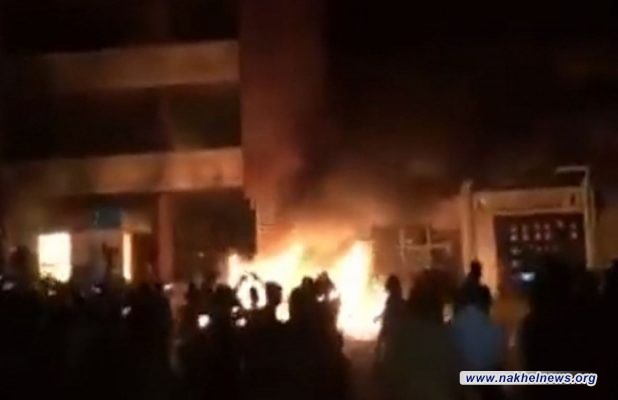 محتجون غاضبون يحرقون مقرات الاحزب في شمال العراق